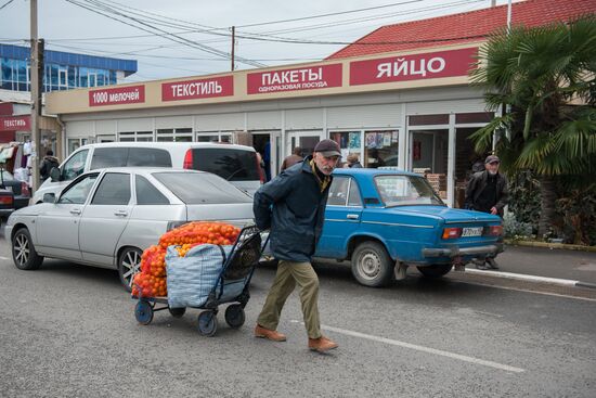 Продажа мандаринов на границе России и Абхазии в Краснодарском крае