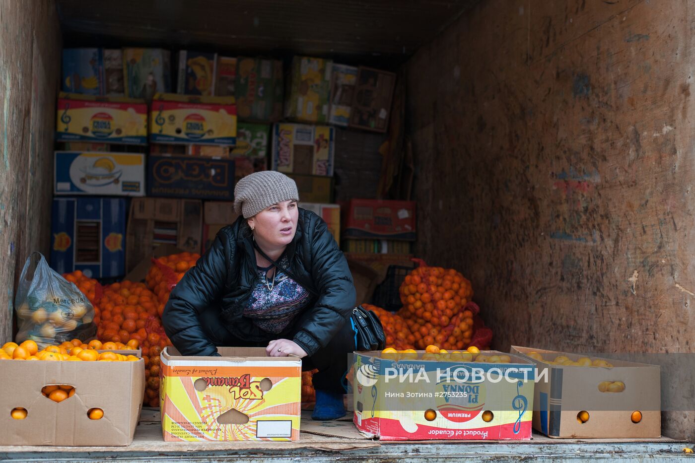 Продажа мандаринов на границе России и Абхазии в Краснодарском крае