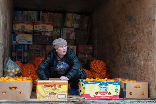 Продажа мандаринов на границе России и Абхазии в Краснодарском крае