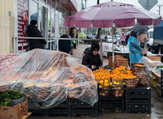 Продажа мандаринов на границе России и Абхазии в Краснодарском крае