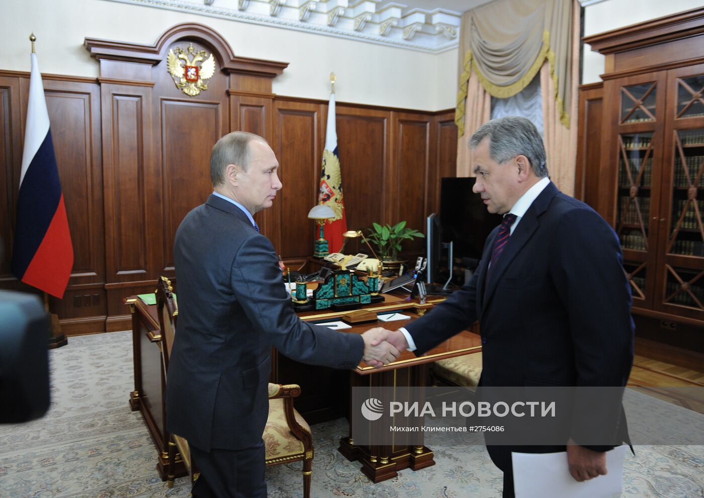 Президент РФ В.Путин встретился с министром обороны РФ С.Шойгу в Кремле