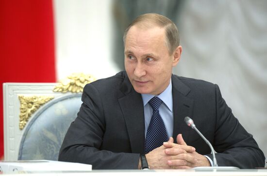 Президент РФ В.Путин провел заседание Совета по развитию физкультуры и спорта и оргкомитета "Россия-2018"
