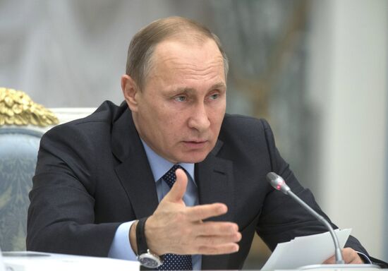 Президент РФ В.Путин провел заседание Совета по развитию физкультуры и спорта и оргкомитета "Россия-2018"