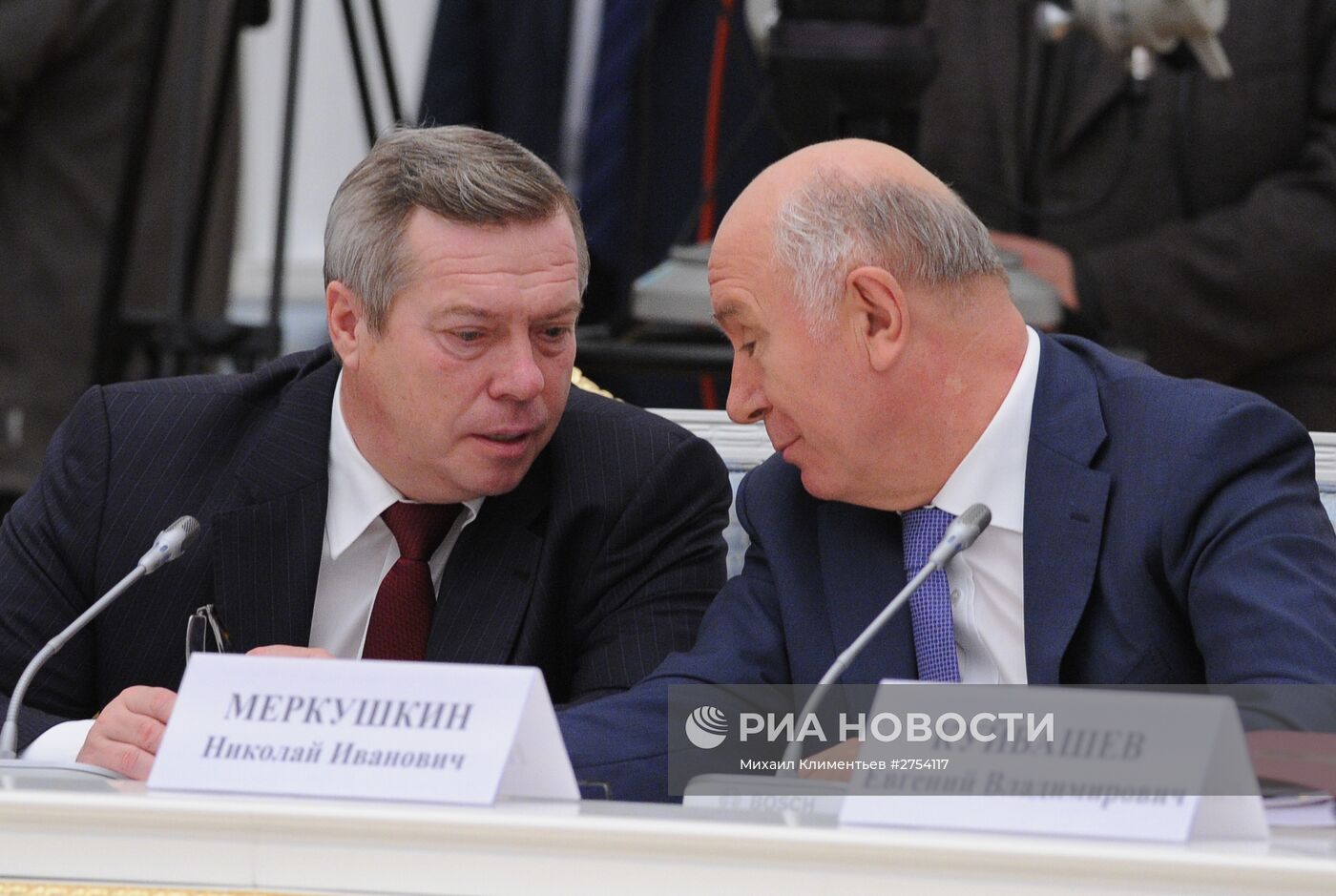 Президент РФ В.Путин провел заседание Совета по развитию физкультуры и спорта и оргкомитета "Россия-2018"