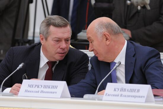 Президент РФ В.Путин провел заседание Совета по развитию физкультуры и спорта и оргкомитета "Россия-2018"