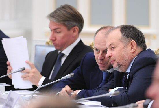 Президент РФ В.Путин провел заседание Совета по развитию физкультуры и спорта и оргкомитета "Россия-2018"