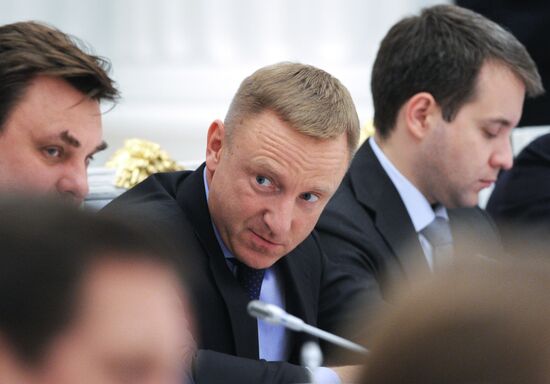 Президент РФ В.Путин провел заседание Совета по развитию физкультуры и спорта и оргкомитета "Россия-2018"