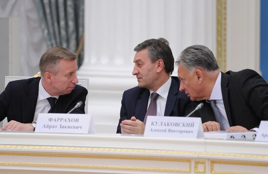 Президент РФ В.Путин провел заседание Совета по развитию физкультуры и спорта и оргкомитета "Россия-2018"