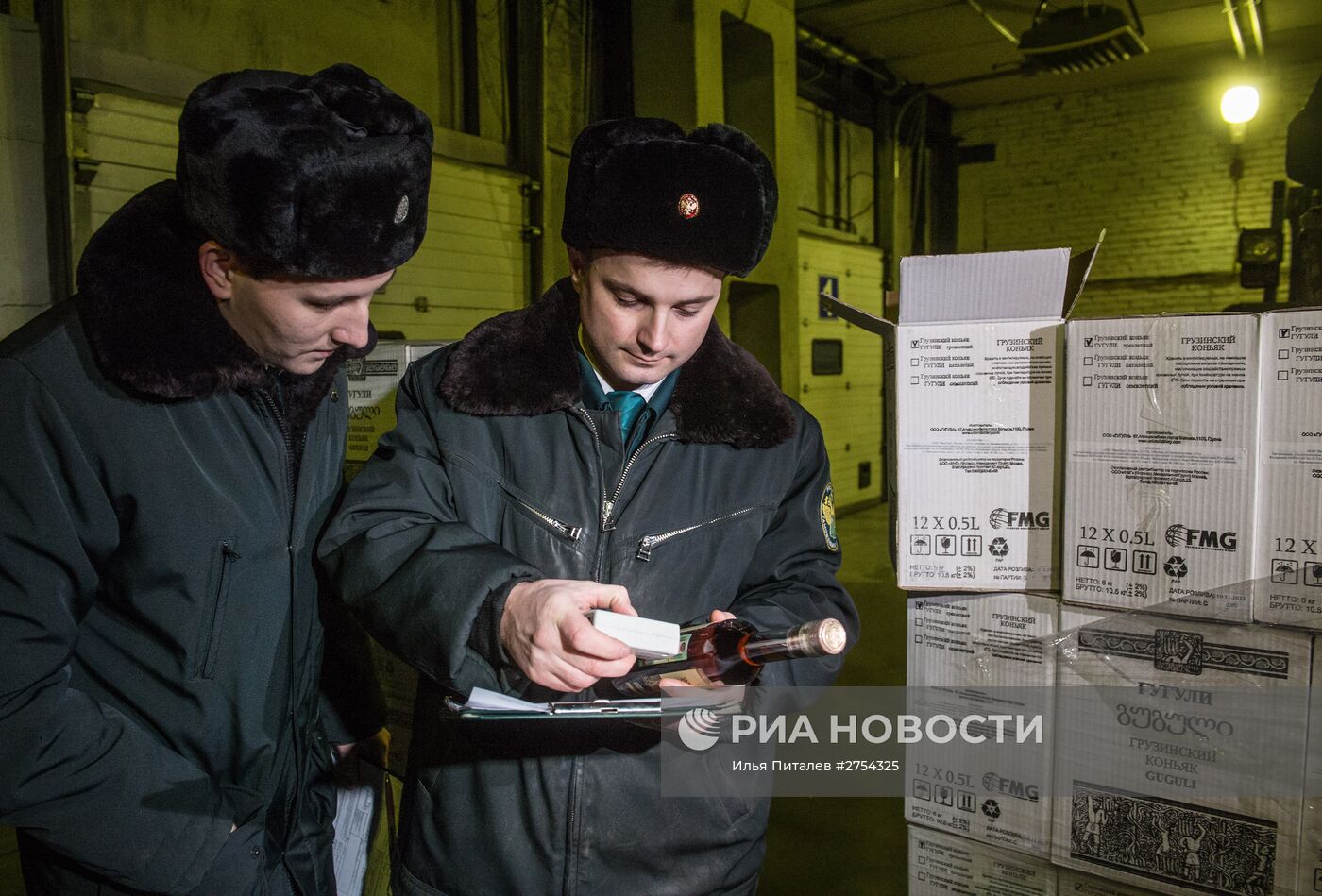 Проверка алкогольной продукции на Алабинском таможенном посту