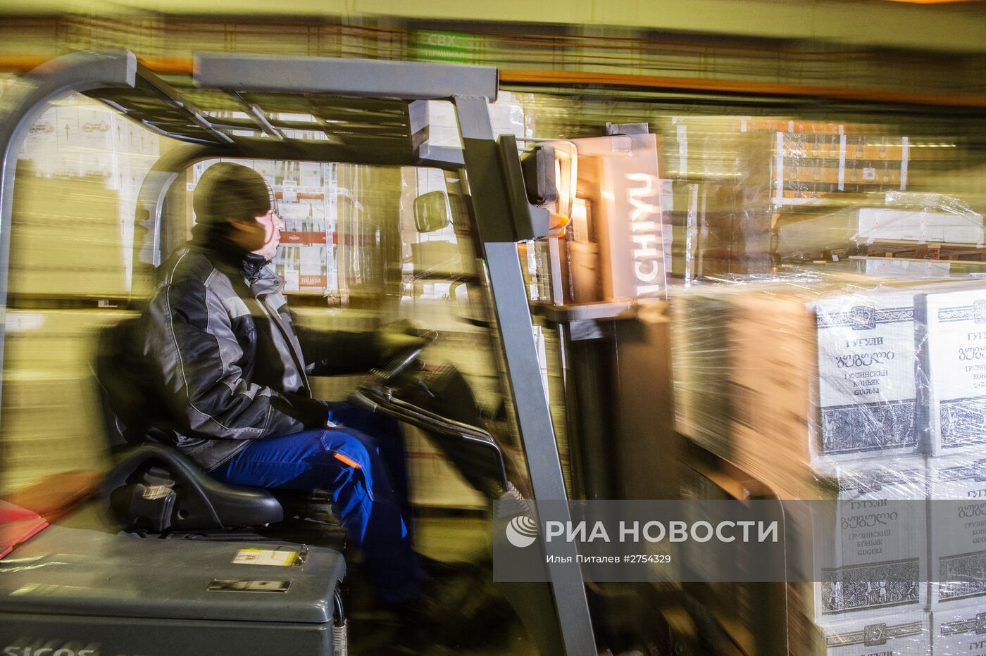 Проверка алкогольной продукции на Алабинском таможенном посту