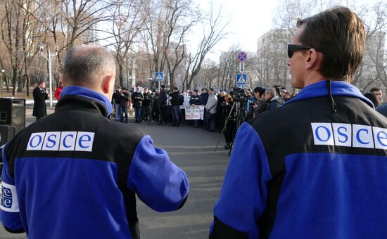 Митинг под лозунгом "Услышьте голос Донбасса" в Донецке