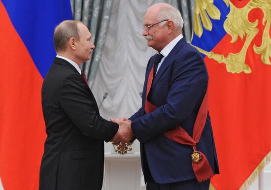 Президент РФ В.Путин вручил государственные награды в Кремле