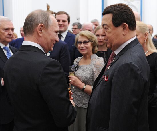 Президент РФ В.Путин вручил государственные награды в Кремле