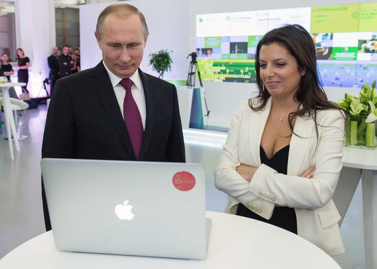 Президент РФ В.Путин посетил выставку, посвящённую 10-летию вещания Russia Today