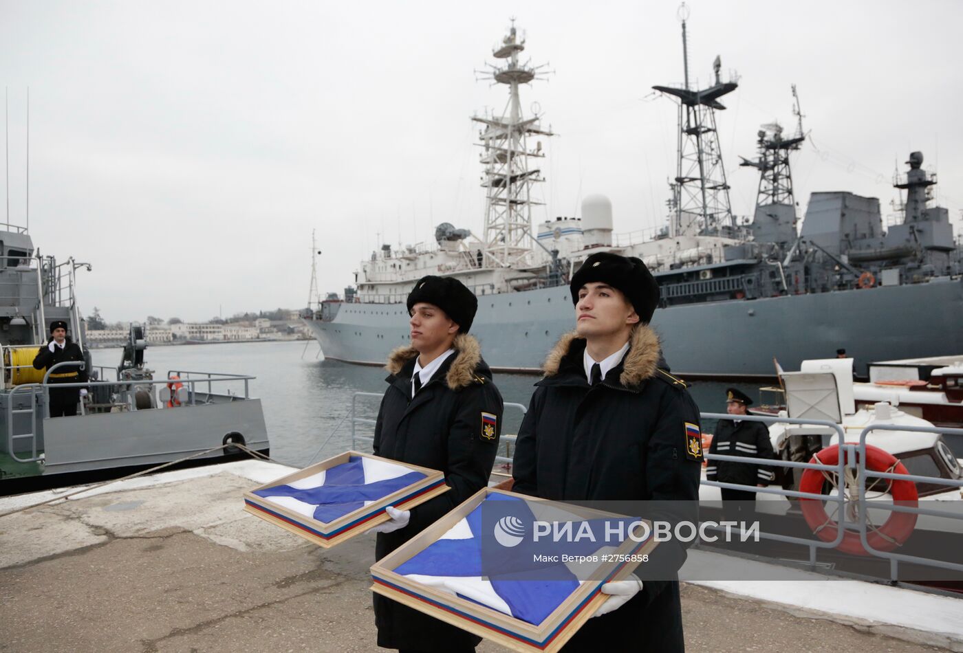 Подъем флагов ВМФ на новых малых ракетных кораблях "Зеленый Дол" и "Серпухов"