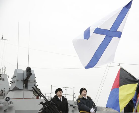 Подъем флагов ВМФ на новых малых ракетных кораблях "Зеленый Дол" и "Серпухов"
