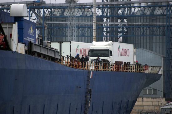 Паром с российскими дальнобойщиками прибыл из Турции в Севастополь