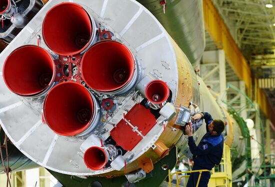 Завершение сборки и подготовка к вывозу на старт ракеты "Союз-ФГ" с космическим кораблем "Союз-ТМА 19М"