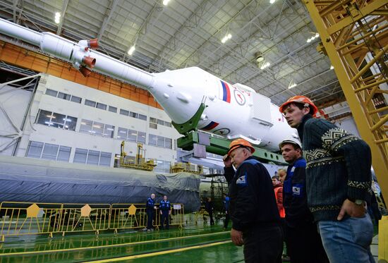 Завершение сборки и подготовка к вывозу на старт ракеты "Союз-ФГ" с космическим кораблем "Союз-ТМА 19М"