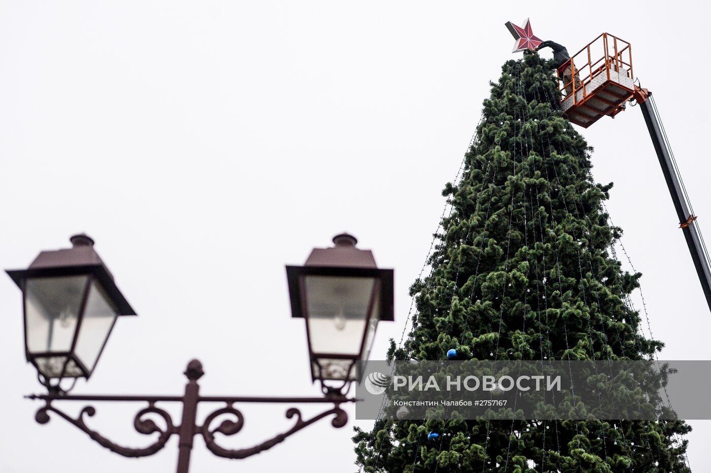 Украшение главной городской елки в Великом Новгороде