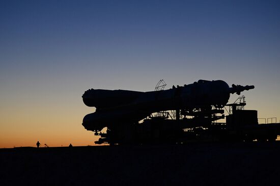 Ракета-носитель "Союз-ФГ" с пилотируемым кораблем "Союз ТМА-19М" установлена на первой "Гагаринской" стартовой площадке