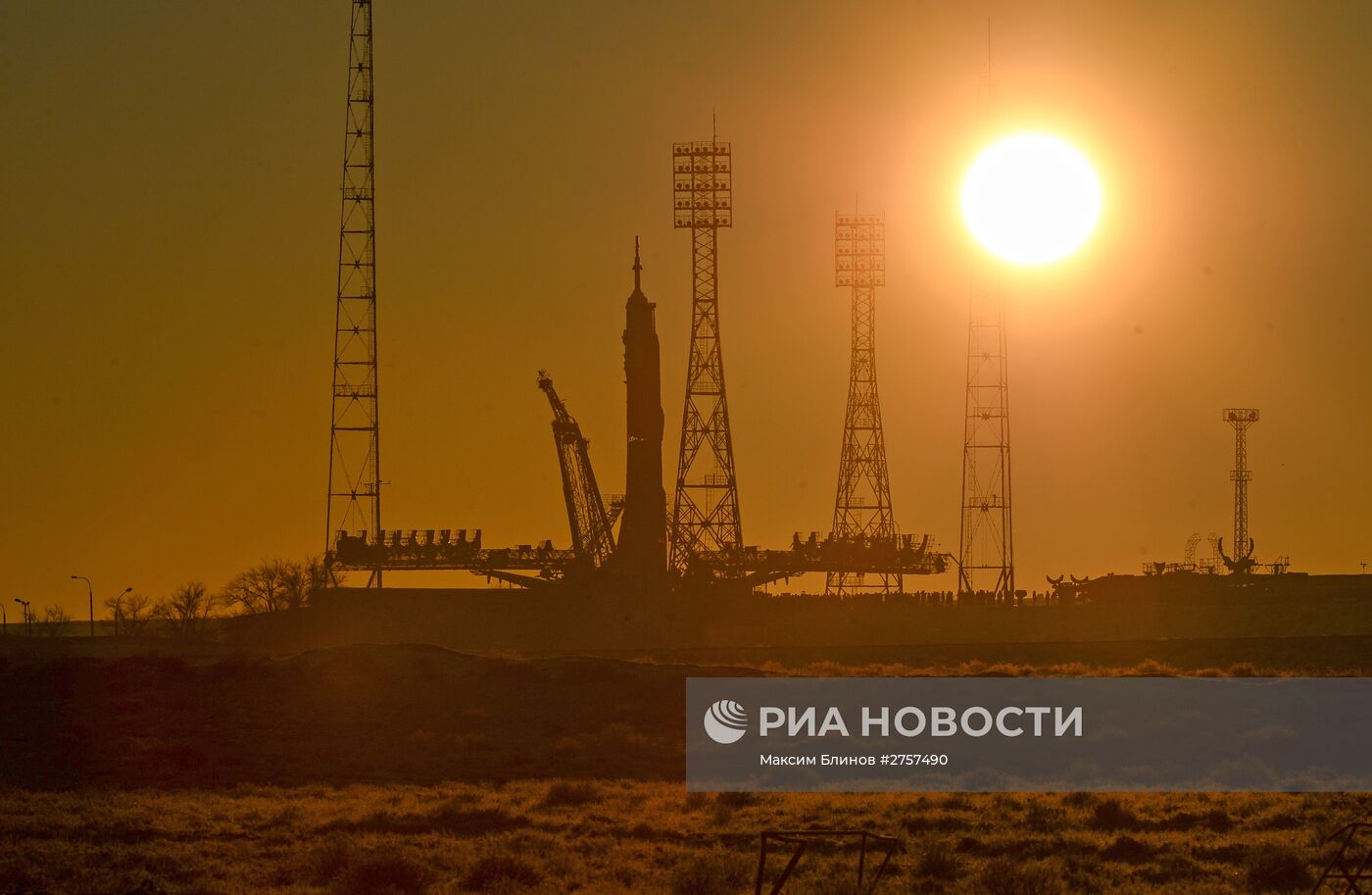 Ракета-носитель "Союз-ФГ" с пилотируемым кораблем "Союз ТМА-19М" установлена на первой "Гагаринской" стартовой площадке