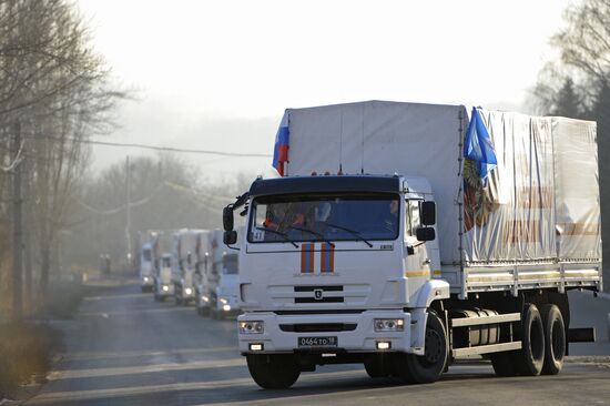 Гуманитарный конвой МЧС России с новогодними подарками прибыл в Донбасс