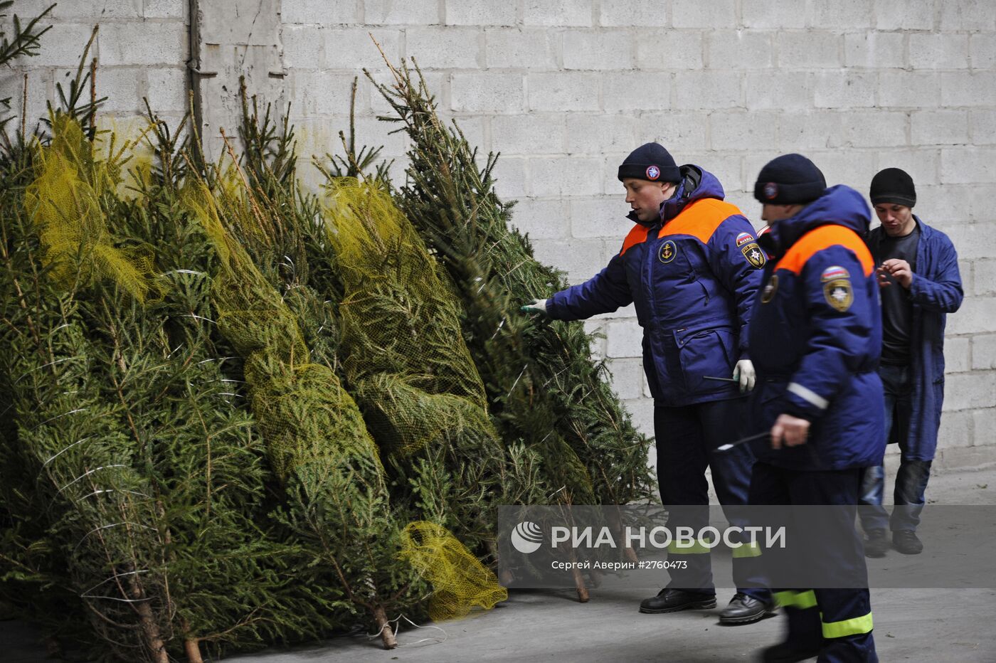 Гуманитарный конвой МЧС России с новогодними подарками прибыл в Донбасс
