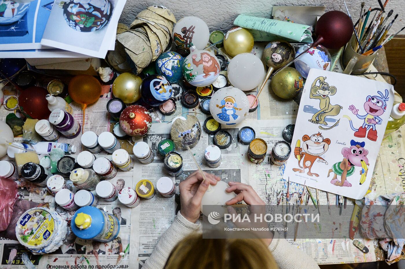 Изготовление елочных игрушек на предприятии "Шаг за шагом" в Новгородской области
