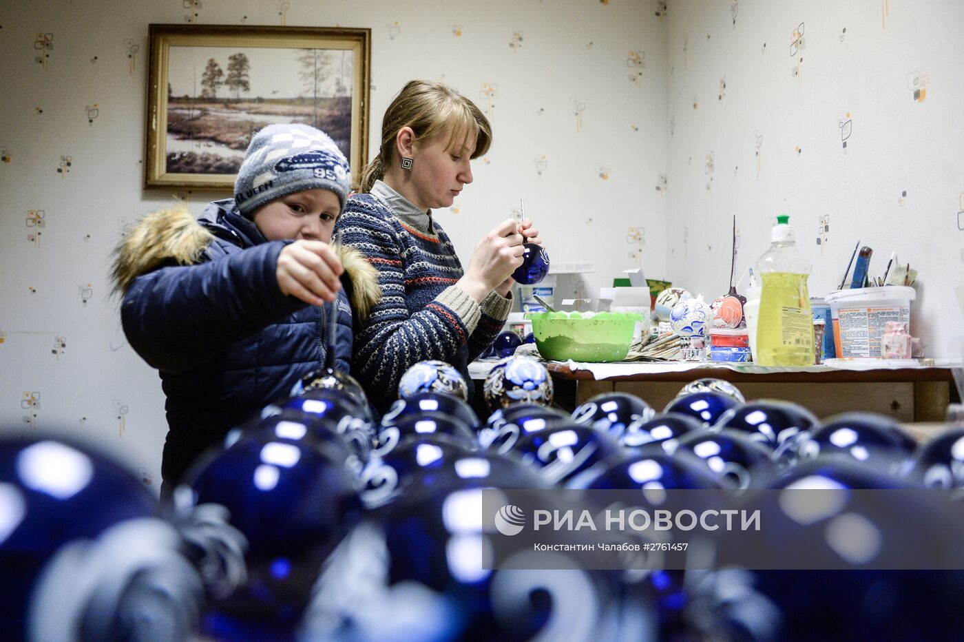 Изготовление елочных игрушек на предприятии "Шаг за шагом" в Новгородской области
