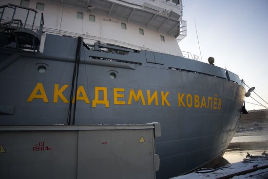 Передача судна "Академик Ковалев" Военно-Морскому Флоту России