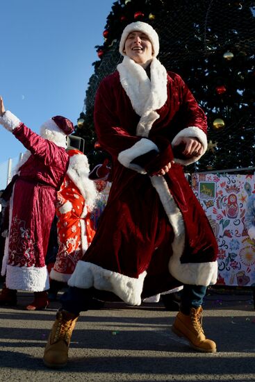 Фестиваль "Путешествие в Рождество" Парад Дедов Морозов во Владивостоке