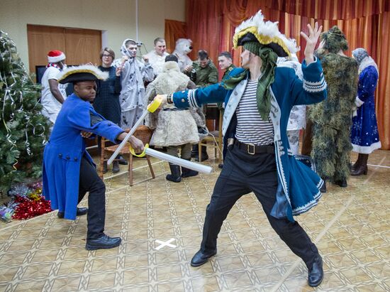 Курсанты Дальневосточного командного училища посетили Благовещенский детский дом.