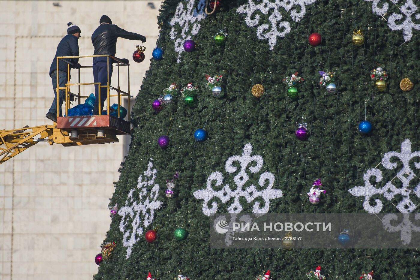 Установка новогодней елки в Бишкеке