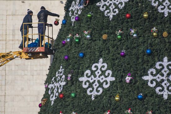 Установка новогодней елки в Бишкеке