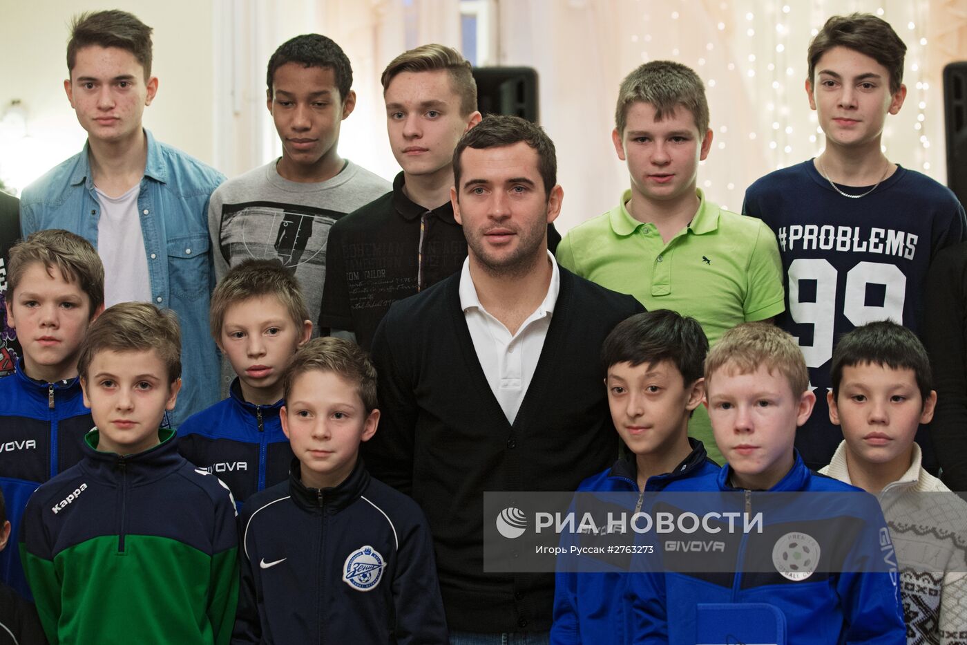 Российский футболист Александр Кержаков посетил детский дом в Санкт-Петербурге