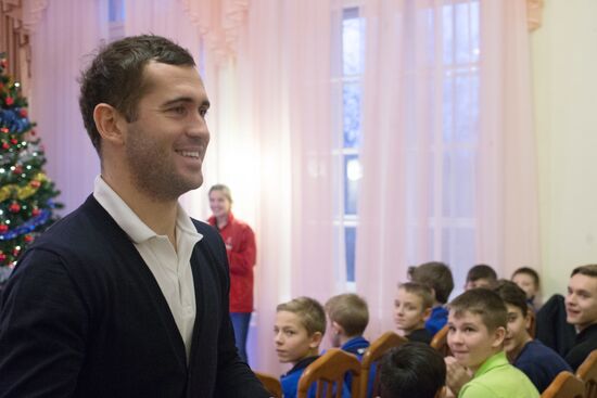Российский футболист Александр Кержаков посетил детский дом в Санкт-Петербурге