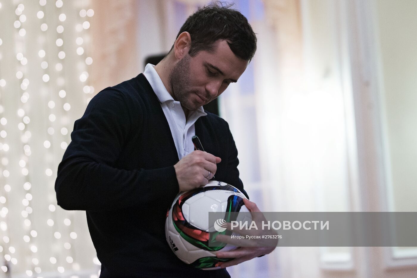 Российский футболист Александр Кержаков посетил детский дом в Санкт-Петербурге