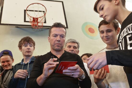 Футболист Лотар Маттеус посетил детский дом в Москве