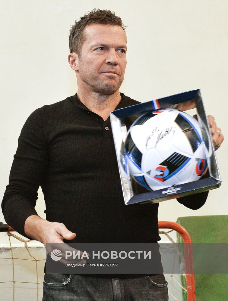 Футболист Лотар Маттеус посетил детский дом в Москве
