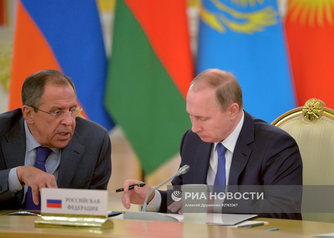 Президент РФ В. Путин принимает участие в саммитах ОДКБ и ВЕЭС в Москве