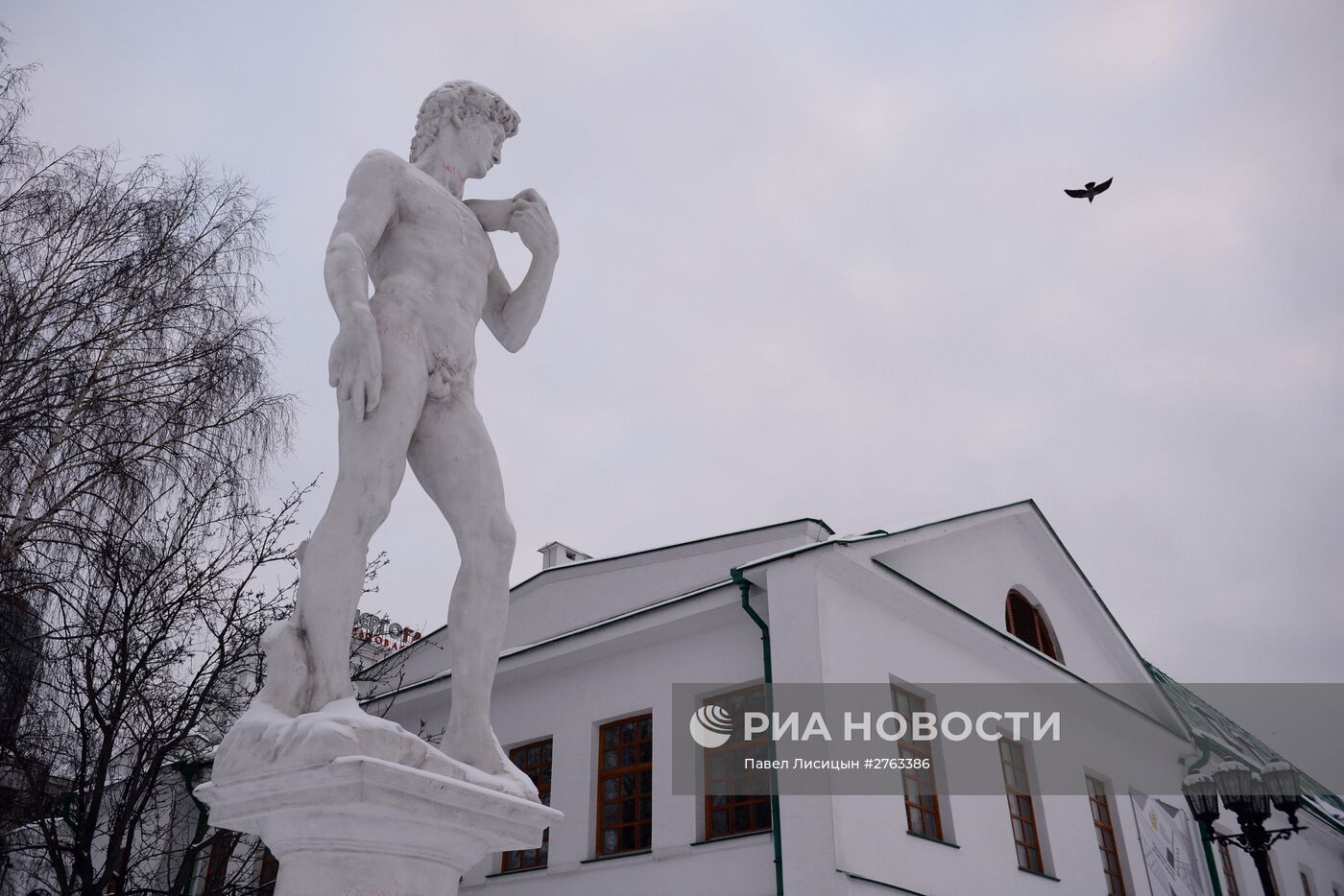 В Екатеринбурге на Плотинке установили статую Давида