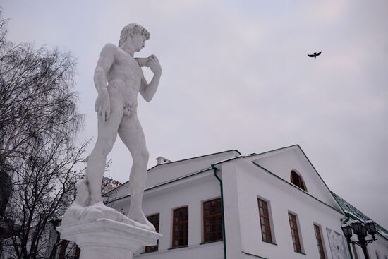 В Екатеринбурге на Плотинке установили статую Давида