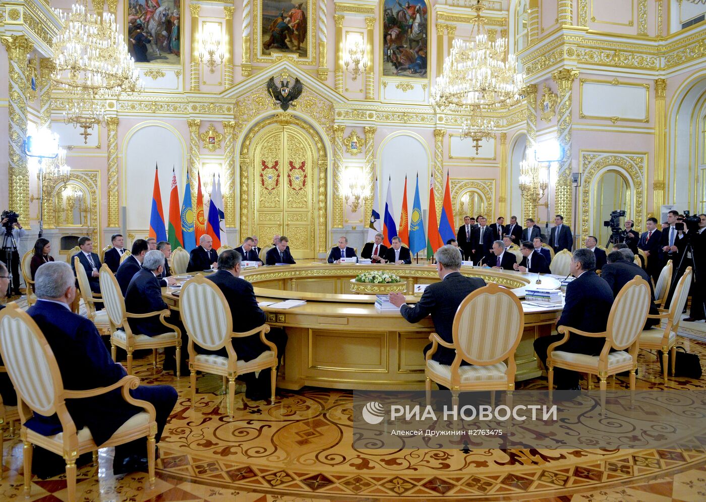 Президент РФ В. Путин принимает участие в саммитах ОДКБ и ВЕЭС в Москве