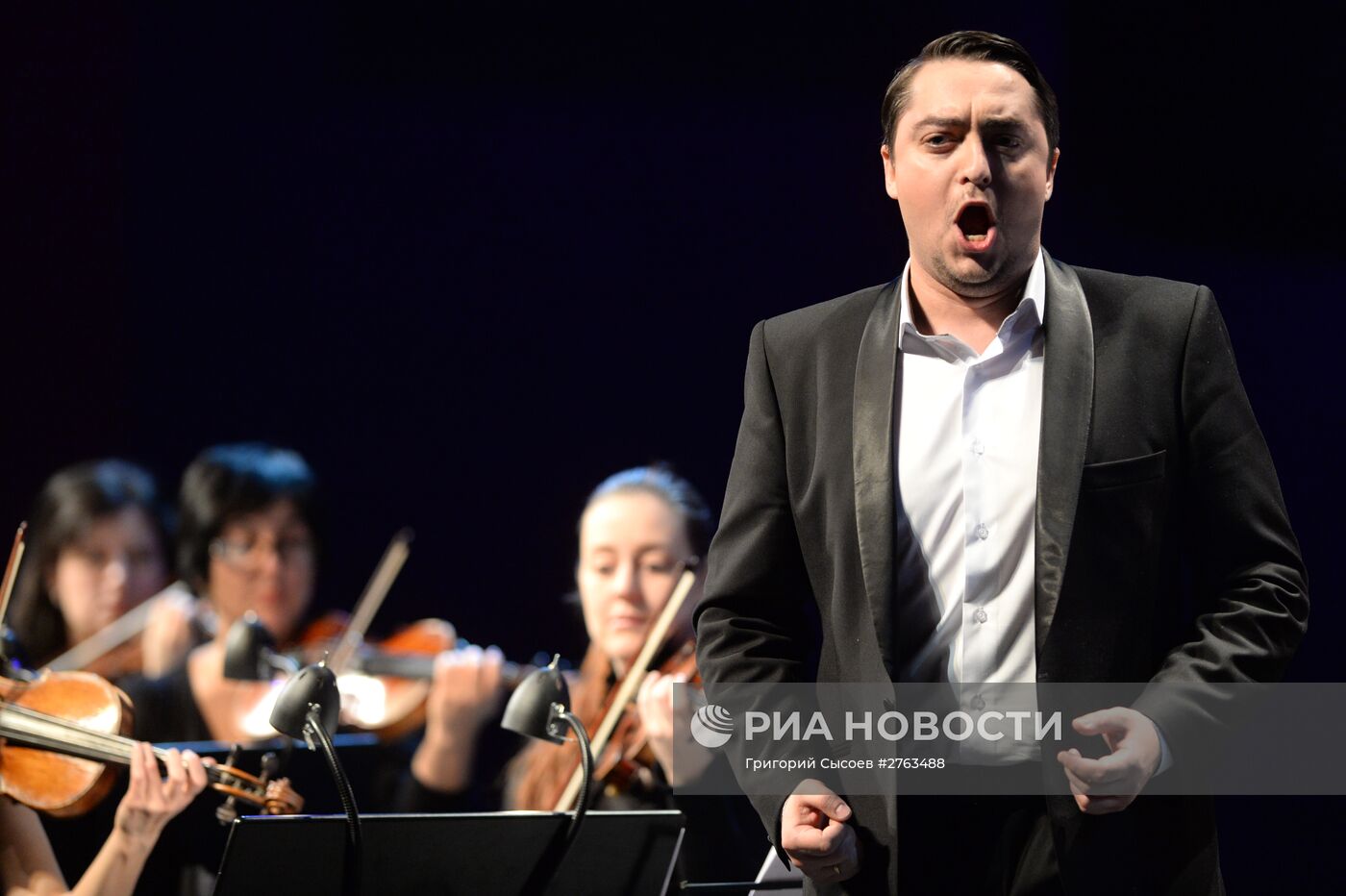 Предновогодний концерт на сцене театра "Новая Опера"