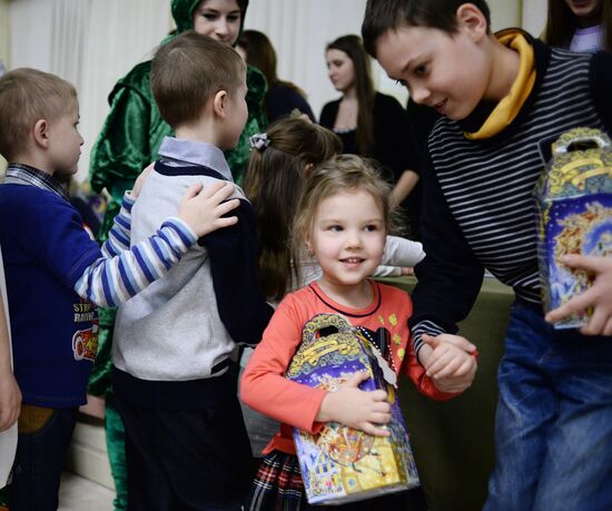 Новогодняя елка для детей с юго-востока Украины