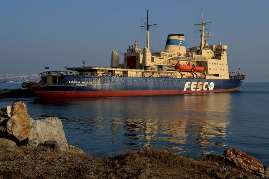 Проводы ледокола "Адмирал Макаров" в рейс во Владивостоке