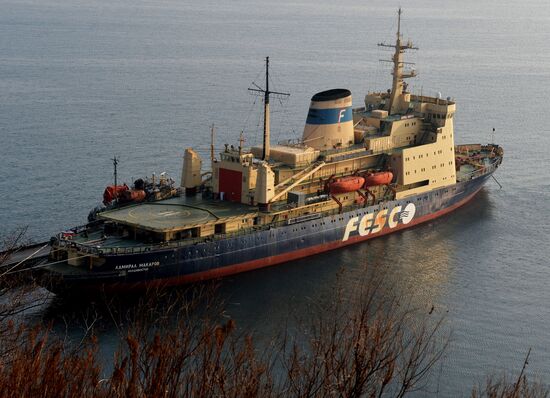 Проводы ледокола "Адмирал Макаров" в рейс во Владивостоке