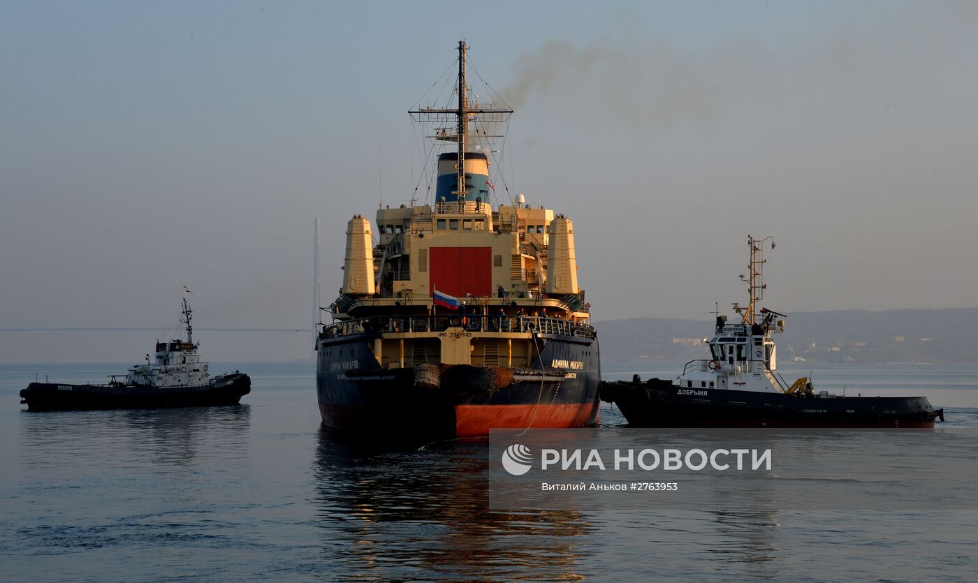 Проводы ледокола "Адмирал Макаров" в рейс во Владивостоке
