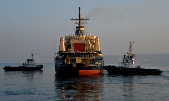 Проводы ледокола "Адмирал Макаров" в рейс во Владивостоке